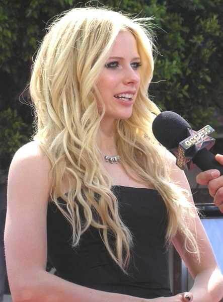 tn_480_Avril_Lavigne_interview.jpg
